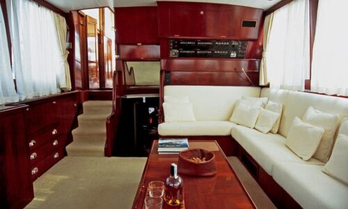 Silver-58-Classic-Motor-Yacht-Interior-Salon