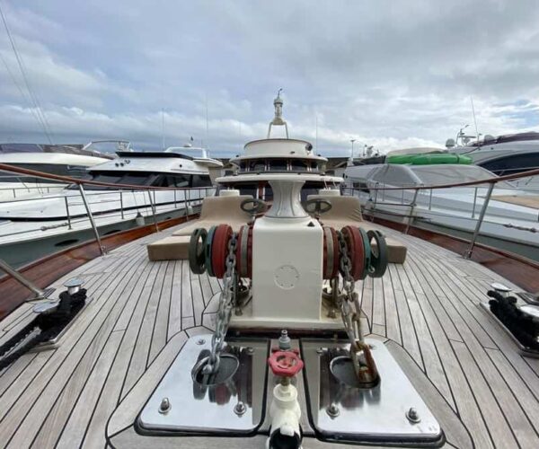 Viudes-21-Classic-Motor-Yacht-Windlass