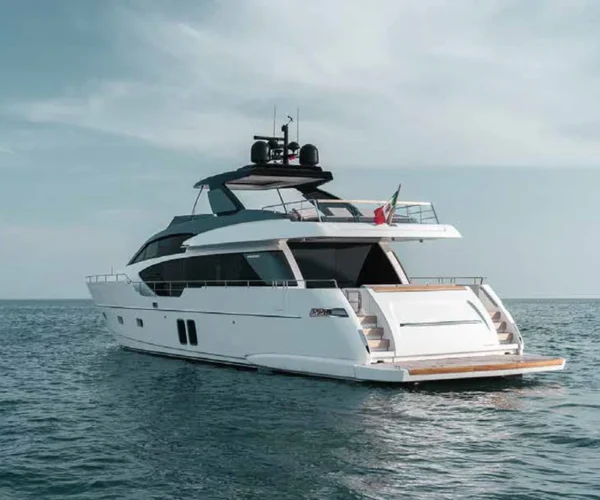 Sanlorenzo SL86 THYKE aft view with swim platform